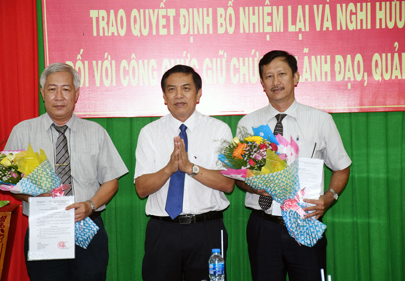 Chủ tịch UBND tỉnh Cao Văn Trọng trao quyết định cho các đồng chí được bổ nhiệm lại, kéo dài thời gian đến tuổi nghỉ hưu.