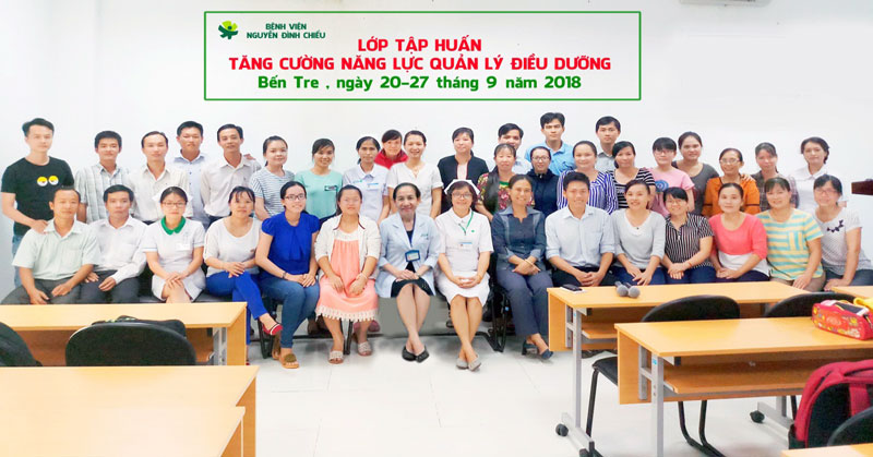 Ban Giám đốc bệnh viện, giảng viên và các học viên của lớp tăng cường năng lực quản lý điều dưỡng. Ảnh: Văn Khoa