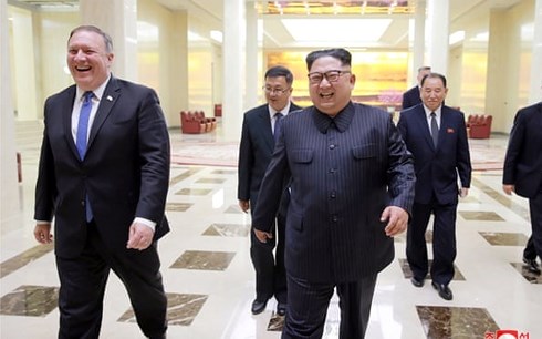 Ngoại trưởng Mỹ Mike Pompeo và Nhà lãnh đạo Triều Tiên Kim Jong-un. Ảnh: KCNA/EPA
