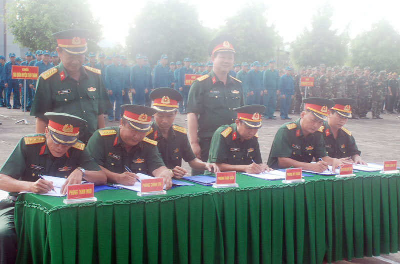 Thủ trưởng Bộ CHQS tỉnh chứng kiến các cơ quan, đơn vị ký kết giao ước thi đua năm 2018. Ảnh: Đặng Thạch