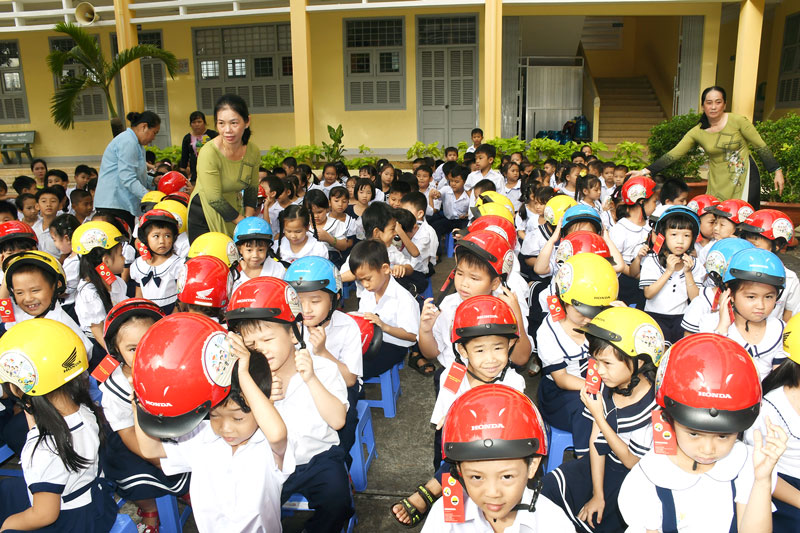 Tặng mũ bảo hiểm cho học sinh lớp 1 Trường Tiểu học Nhơn Thạnh, TP. Bến Tre.