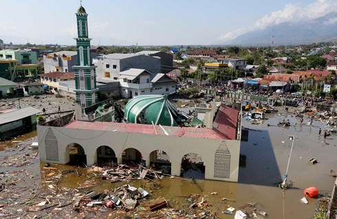 Số người chết do thảm họa kép ở Indonesia tăng lên 1.424 người Khung cảnh đổ nát tại thành phố Palu sau thảm họa kép động đất - sóng thần ngày 28-9-2018. Ảnh: AP