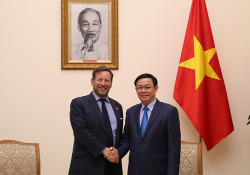 Phó thủ tướng Vương Đình Huệ tiếp Đặc phái viên về thương mại của Thủ tướng Anh Edward Vaizey. Ảnh: VGP/Thành Chung