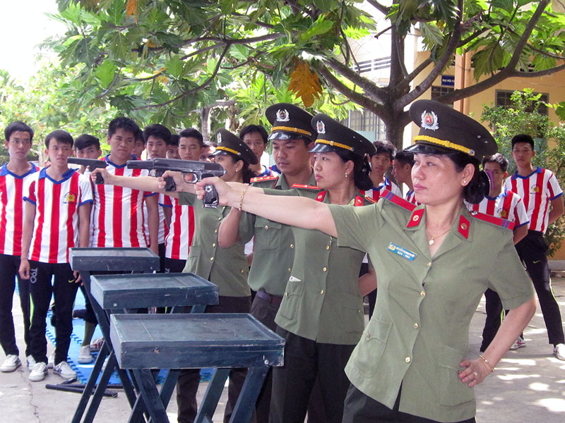 Tập trung kéo giảm phạm pháp hình sự và tai nạn giao thông những tháng cuối năm Cán bộ, chiến sĩ Công an tỉnh thường xuyên được huấn luyện võ thuật, chuyên môn nghiệp vụ để hoàn thành tốt nhiệm vụ. Ảnh: H.Đức