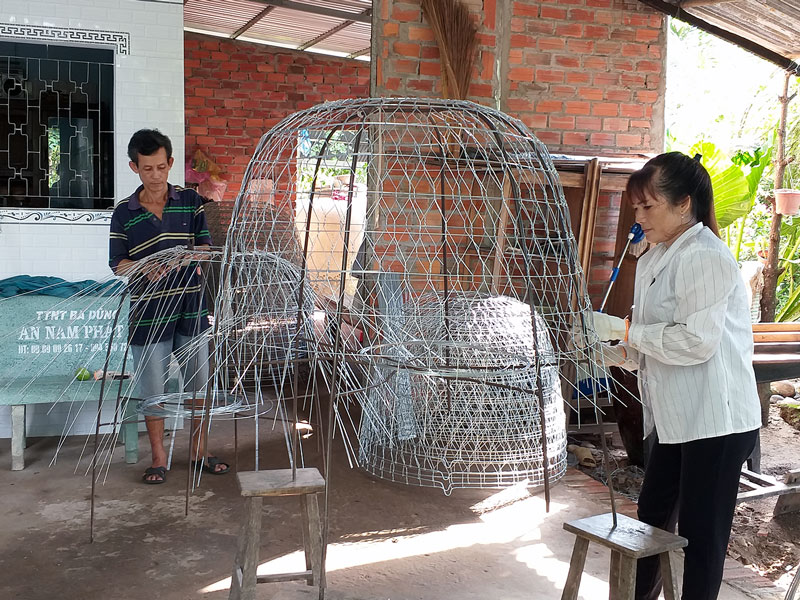 Hiệu quả dạy nghề cho lao động nông thôn Lao động nông thôn có thu nhập ổn định từ nghề đan bội kẽm.