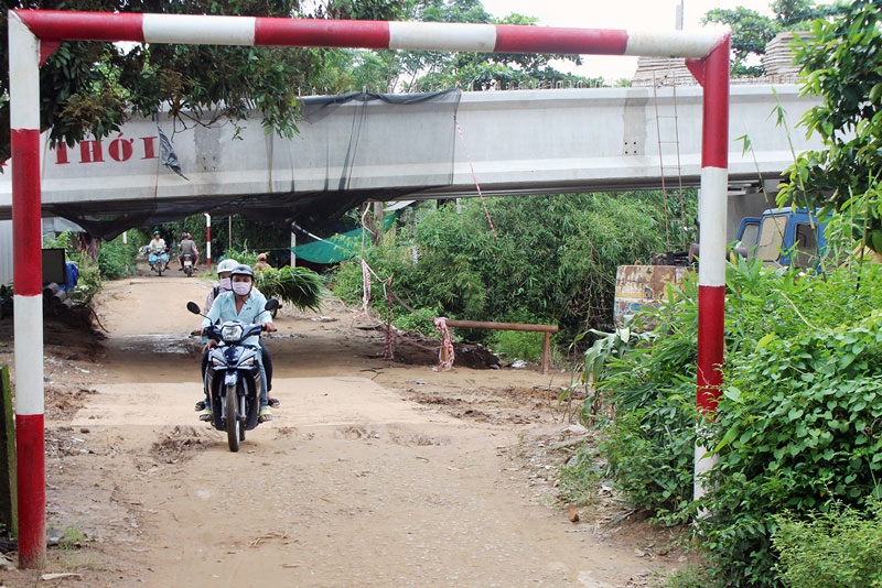 Mặt đường dân sinh ấp Hội An đã được đào trũng xuống để người dân qua lại dễ dàng.