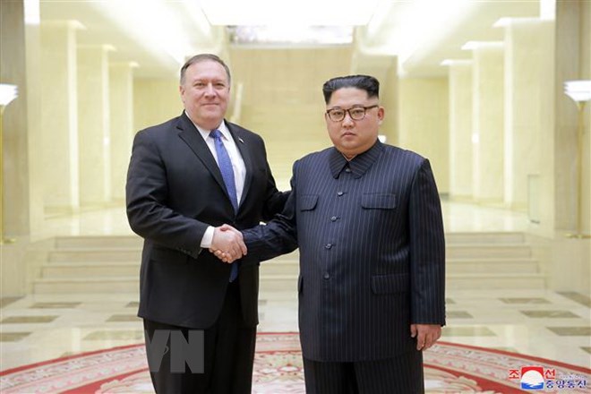 Ngoại trưởng Mỹ Mike Pompeo (trái) và nhà lãnh đạo Triều Tiên Kim Jong-un tại cuộc gặp ở Bình Nhưỡng ngày 9-5-2018. Nguồn: Yonhap/TTXVN