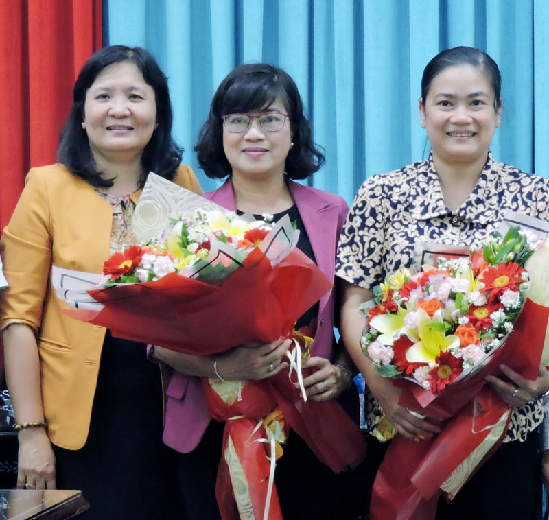 Quan tâm xây dựng đội ngũ cán bộ nữ, cán bộ trẻ Trưởng ban Tổ chức Tỉnh ủy Hồ Thị Hoàng Yến (bìa trái) chụp ảnh lưu niệm với đồng chí Đỗ Thị Thu Thảo và đồng chí Nguyễn Thị Lệ Thủy về công tác ở Trung ương.