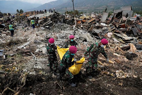 Số người thiệt mạng do động đất, sóng thần ở Indonesia liên tục tăng. Ảnh: Reuters