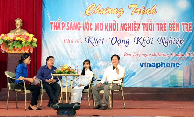 “Thắp sáng ước mơ khởi nghiệp tuổi trẻ Bến Tre” tại Bình Đại Giao lưu với các diễn giả trong chương trình.