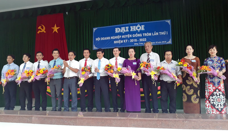 Đại hội Hội Doanh nghiệp huyện Giồng Trôm lần thứ I, nhiệm kỳ 2018 - 2023 Lãnh đạo huyện Giồng Trôm tặng hoa chúc mừng 11 thành viên Ban chấp hành Hội Doanh nghiệp huyện. Ảnh: Kim Phụng