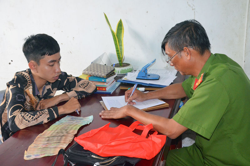 Công an huyện Châu Thành làm việc với thanh niên đột nhập trộm hàng trăm triệu đồng Ngô Nhật Duy tại Cơ quan Cảnh sát điều tra. Ảnh: CTV