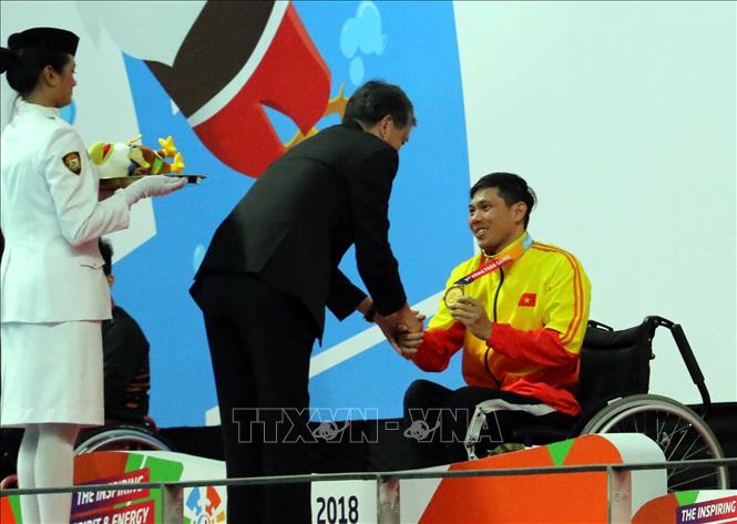 VĐV Võ Thanh Tùng nhận Huy chương vàng thứ 3 tại Asian Para Games 2018. Ảnh: Hải Ngọc/TTXVN