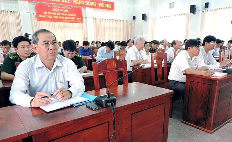 Hội nghị báo cáo viên các Tỉnh ủy, Thành ủy, Đảng ủy trực thuộc Trung ương tháng 10-2018 Đại biểu tham dự hội nghị tại điểm cầu Bến Tre. Ảnh: P. Tuyết