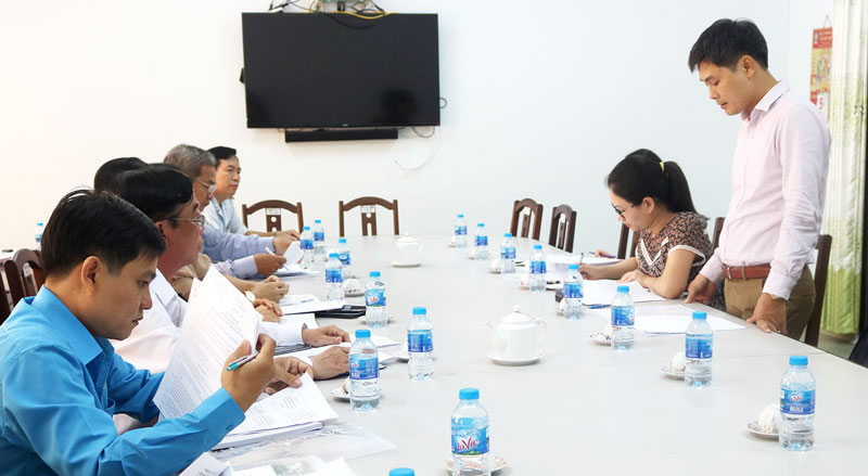 Giám sát hoạt động phòng chống tác hại thuốc lá 2018 Đoàn giám sát làm việc tại Sở Y tế. Ảnh: P. Hân