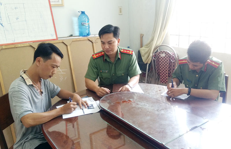 Làm việc với đối tượng chia sẻ clip sai sự thật Cơ quan chức năng làm việc với đối tượng Võ Minh Tâm . Ảnh: CTV