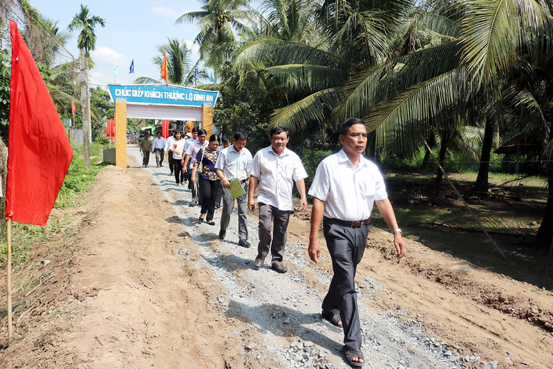 Đại biểu tham quan thực địa công trình nâng cấp, mở rộng mặt bằng đường trung tâm ấp Hưng Nghĩa 1. Ảnh: Phan Hân