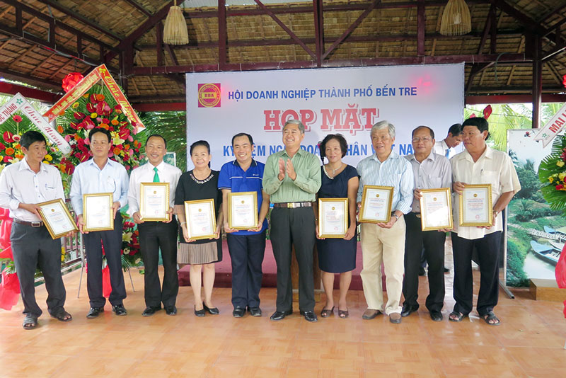 Bí thư Thành ủy Nguyễn Văn Đức trao giấy chứng nhận hội viên cho hội viên mới. Ảnh: T. Thảo