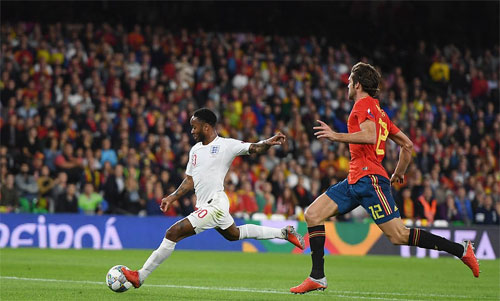 Tây Ban Nha thua trận đầu tiên dưới triều đại Luis Enrique Bàn mở tỷ số của Sterling đem lại lợi thế tâm lý cho Anh. Ảnh: Reuters