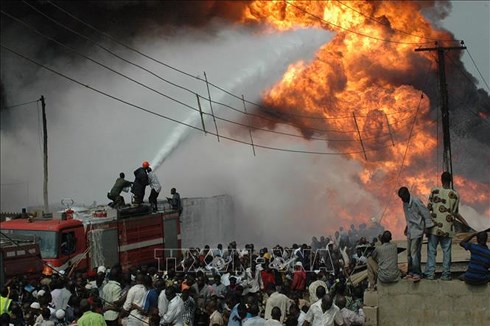 Cháy đường ống dẫn dầu ở Nigeria, số người chết tăng lên 60 người Số người thiệt mạng trong vụ cháy nổ đường ống dẫn dầu ở miền Đông Nam Nigeria ít nhất 60. Ảnh: AFP