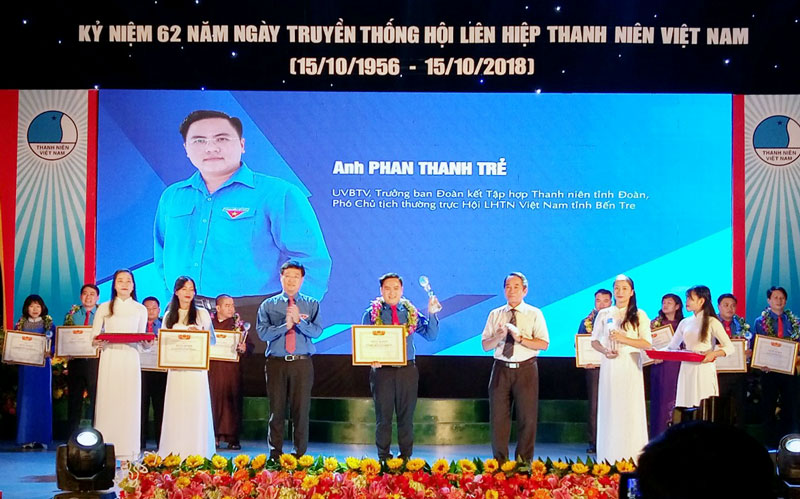 Anh Phan Thanh Trẻ nhận Giải thưởng 15 tháng 10. Ảnh: CTV