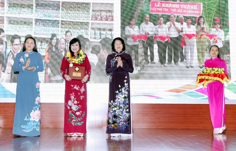 Bà Đặng Thị Trúc Lan Chi nhận Giải thưởng tại Hà Nội. Ảnh do nhân vật cung cấp