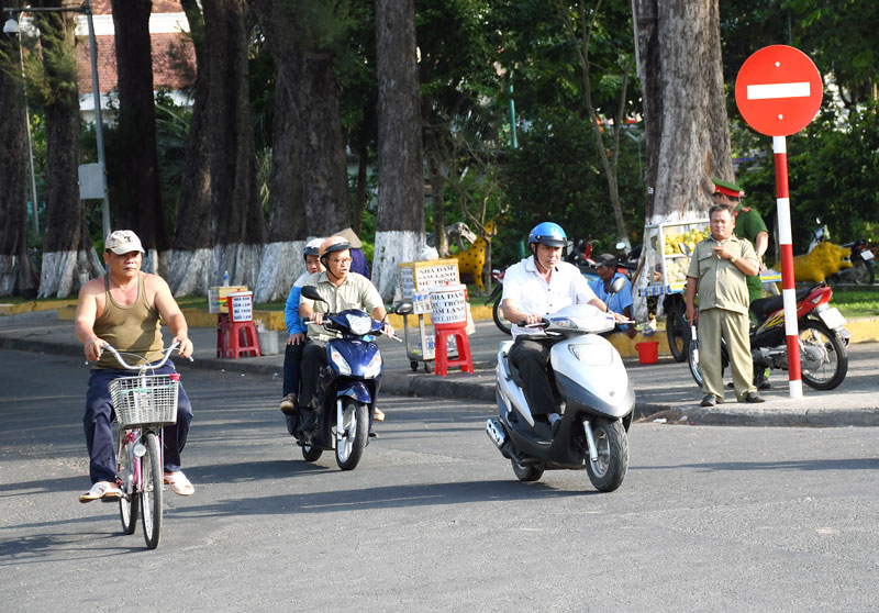 TP. Bến Tre tập trung đảm bảo an toàn giao thông Đường Trần Quốc Tuấn, đoạn Đài Phát thanh và Truyền hình tỉnh đưa vào thí điểm đường một chiều. Ảnh: H.Hiệp