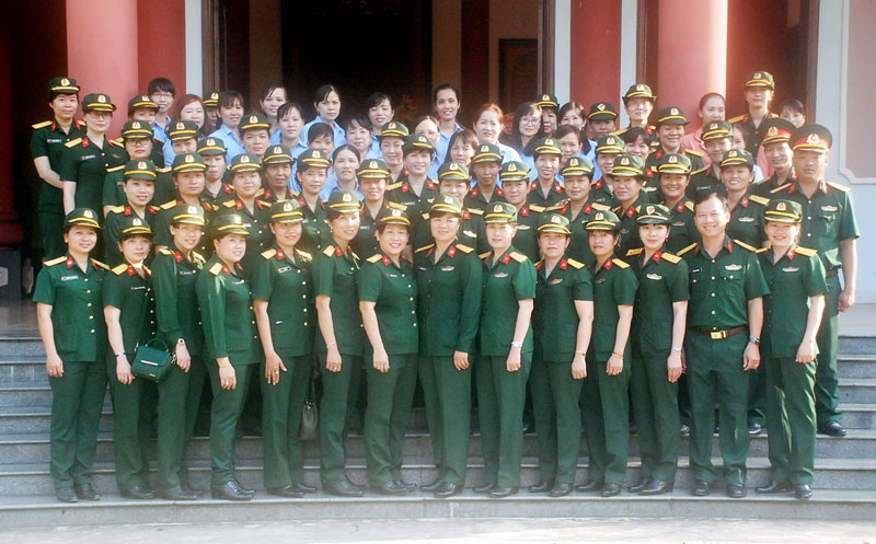 Những bông hoa tháng 10 trong lực lượng vũ trang tỉnh Phụ nữ LLVT tỉnh cùng phụ nữ LLVT các tỉnh sông Tiền tham quan Đền thờ Nữ tướng Nguyễn Thị Định.