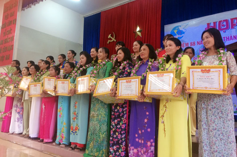 Tuyên dương gương phụ nữ khởi nghiệp tiêu biểu của huyện. Ảnh: Hiền Nguyễn