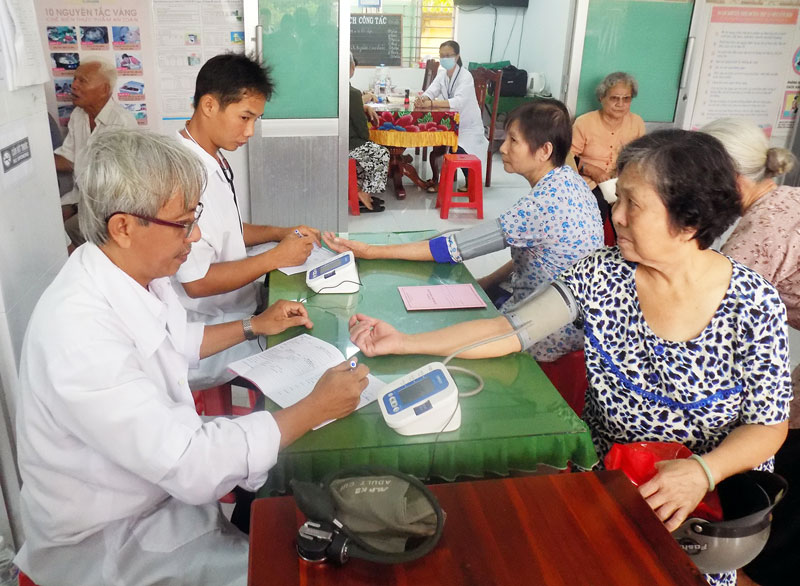 Khám và lập sổ theo dõi sức khỏe cho 337 người cao tuổi thị trấn Giồng Trôm Người cao tuổi được khám tổng quát để sớm phát hiện các loại bệnh thường gặp. Ảnh: Minh Mừng