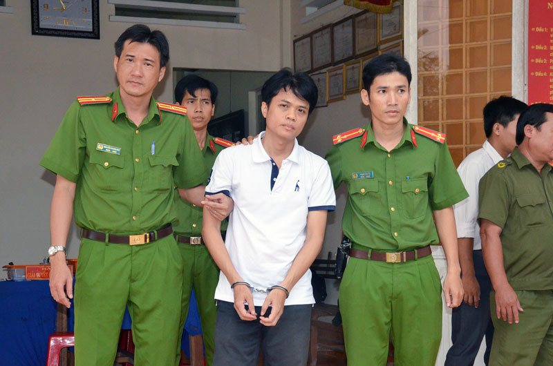 Bắt tạm giam đối tượng chiếm đoạt trên 21,35 tỷ đồng để đánh bạc Đối tượng Nguyễn Thanh Hùng tại cơ quan công an. Ảnh: Chí Công