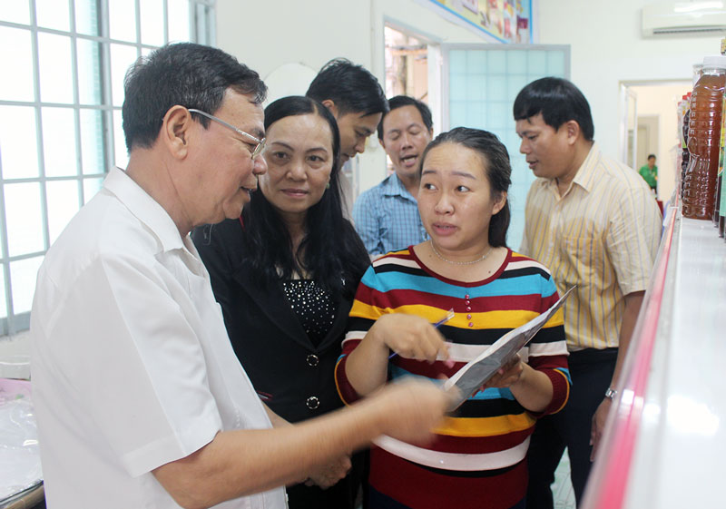 Bí thư Tỉnh ủy Võ Thành Hạo tham quan cửa hàng Phiên chợ cuối tuần.
