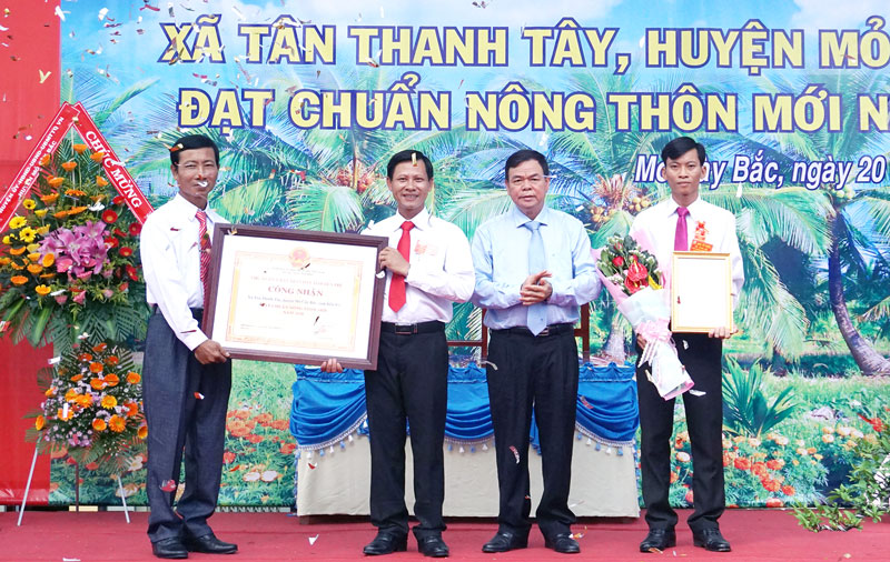 Lễ công bố quyết định công nhận xã Tân Thanh Tây đạt chuẩn nông thôn mới Bí thư Tỉnh ủy Võ Thành Hạo trao bằng công nhận xã Tân Thanh Tây đạt chuẩn NTM. Ảnh: Q. Hùng