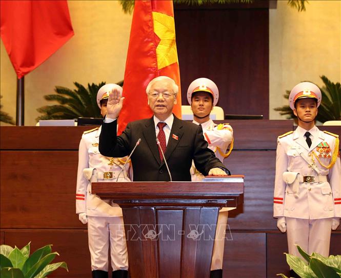 Tổng Bí thư Nguyễn Phú Trọng, Chủ tịch nước CHXHCN Việt Nam nhiệm kỳ 2016-2021 thực hiện nghi thức tuyên thệ nhậm chức trước Quốc hội, đồng bào và cử tri cả nước. Ảnh: Trí Dũng/TTXVN