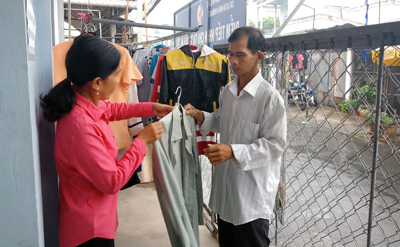 Nhiều người lao động nghèo đã tìm đến cửa hàng quần áo từ thiện này để giảm bớt đi một phần chi tiêu trong việc mua sắm quần áo.