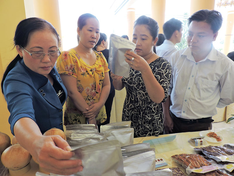 Đại biểu tham quan phần trưng bày sản phẩm khởi nghiệp. Ảnh: P. Tuyết