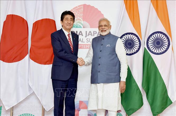 Thủ tướng Ấn Độ Narendra Modi (phải) và Thủ tướng Nhật Bản Shinzo Abe (trái) trong cuộc gặp tại Gandhinagar, Ấn Độ ngày 14-9-2017. Ảnh: AFP/TTXVN