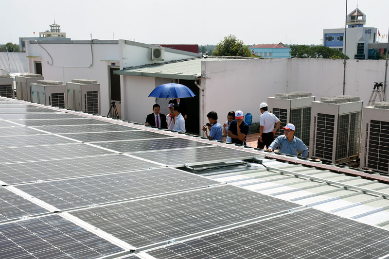 Tham quan mô hình điện năng lượng mặt trời mái nhà tại TTC Palace. Ảnh: Cẩm Trúc