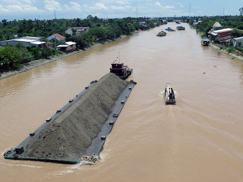 Những “điểm đen” tiềm ẩn tai nạn giao thông đường thủy Nhiều phương tiện có trọng tải lớn thường xuyên mắc cạn ở kênh Chợ Lách, nhất là khi thủy triều xuống gây ùn tắc giao thông cục bộ.