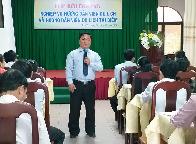 Bồi dưỡng nghiệp vụ hướng dẫn viên du lịch Ths.Phan Bửu Toàn - Phó hiệu trưởng Trường Cao đẳng nghề du lịch Sài Gòn báo cáo chuyên đề tại lớp bồi dưỡng. Ảnh: H. Linh