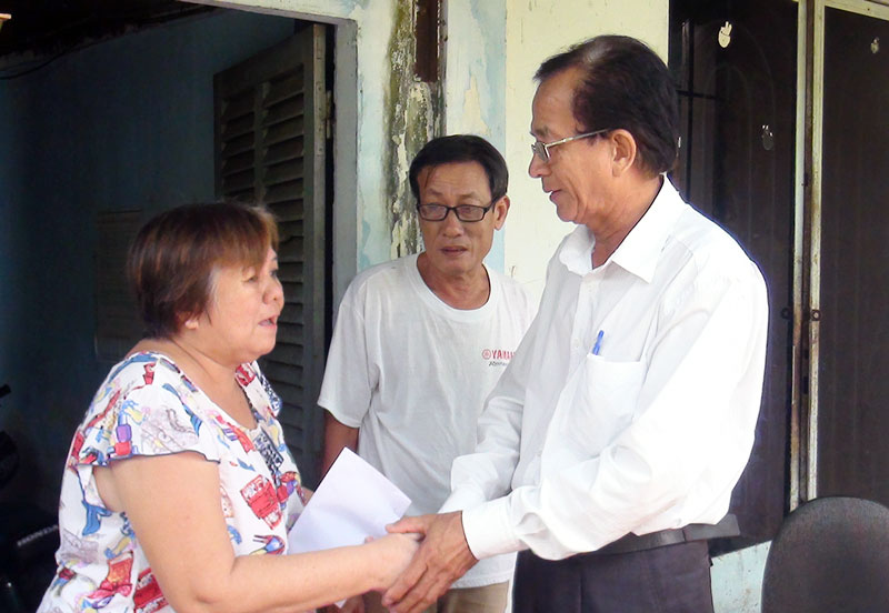 Thăm hỏi 2 nạn nhân gặp tai nạn giao thông trên địa bàn TP. Bến Tre Ông Cao Văn Phong - Chánh văn phòng Ban ATGT thông tỉnh trao tiền hỗ trợ cho chị Nguyễn Thị Lệ Hằng, Phường 1, TP. Bến Tre. Ảnh: Hồng Quốc