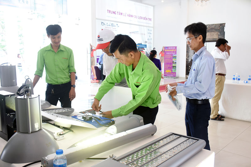 Giới thiệu thiết bị điện NLMT mái nhà cho người dân, doanh nghiệp.