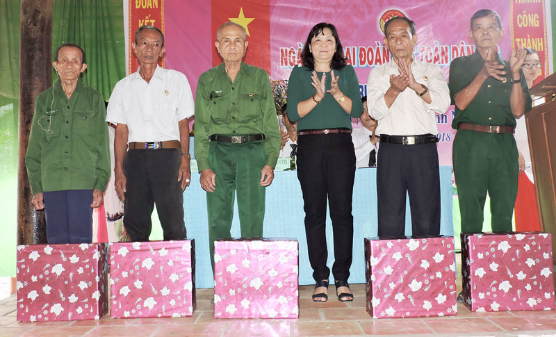 Ấp Tân Ngãi tổ chức Ngày hội Đại đoàn kết toàn dân tộc Trưởng ban Tổ chức Tỉnh ủy Hồ Thị Hoàng Yến tặng quà cho gia đình chính sách. Ảnh: P. Tuyết