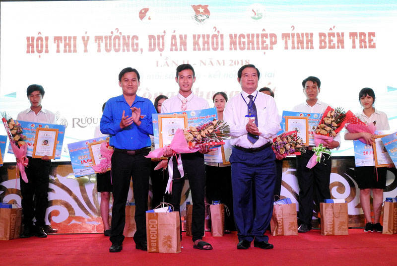 Bạn Lê Vỉnh Khang đạt giải nhất ý tưởng “Sản xuất, chế tạo xe chuyên chở năng lượng mặt trời”.