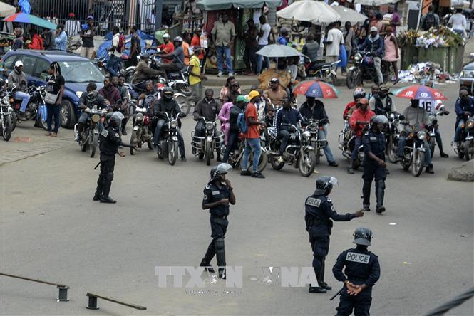 81 người bị bắt cóc tại một trường học Cameroon Cảnh sát Cameroon tuần tra tại Douala. Ảnh: AFP/TTXVN