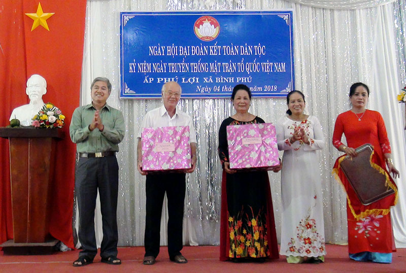 Ngày hội Đại đoàn kết toàn dân ấp Phú Lợi Bí thư Thành ủy Nguyễn Văn Đức đã trao quà cho cho các cá nhân tiêu biểu. Ảnh: Hồng Quốc