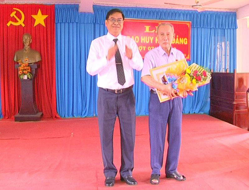 Trưởng Ban Nội chính Tỉnh ủy Nguyễn Hải Châu trao huy hiệu 60 năm tuổi Đảng cho đồng chí Nguyễn Nam Sơn, Đảng bộ xã An Định. Ảnh: Đức Cần