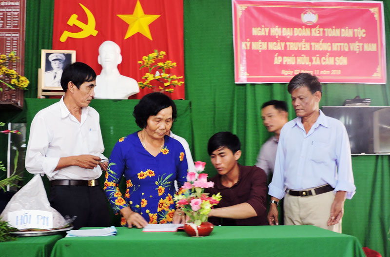 Đại diện các đoàn thể ký kết giao ước thi đua năm 2019 trong Ngày hội ĐĐKTDT tại ấp Phú Hữu, xã Cẩm Sơn, huyện Mỏ Cày Nam.
