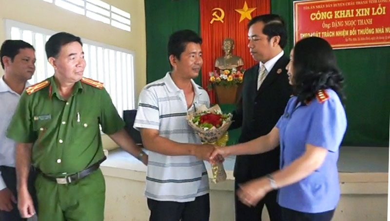 Anh Thanh (áo thun sọc) tại buổi minh oan tại xã Hữu Định. Ảnh: Triều Sinh