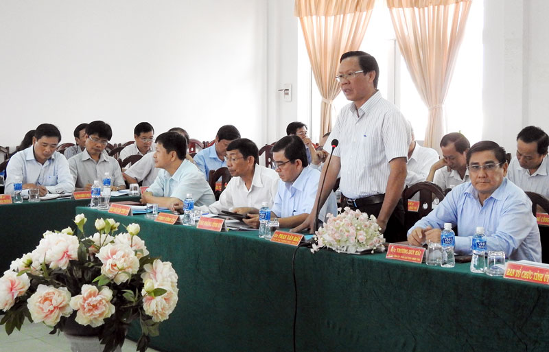 Phó bí thư Thường trực Tỉnhủy Phan Văn Mãi phát biểu tại buổi làm việc với Thành ủy TP. Bến Tre. Ảnh Thanh Đồng